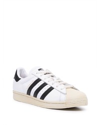 Baskets basses en cuir blanches et noires adidas