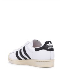 Baskets basses en cuir blanches et noires adidas