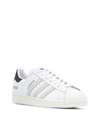 Baskets basses en cuir blanches et noires adidas