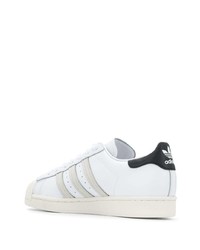 Baskets basses en cuir blanches et noires adidas