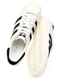 Baskets basses en cuir blanches et noires adidas