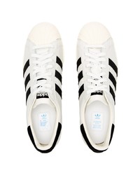 Baskets basses en cuir blanches et noires adidas