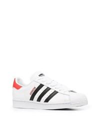 Baskets basses en cuir blanches et noires adidas