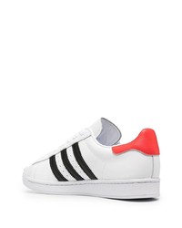 Baskets basses en cuir blanches et noires adidas