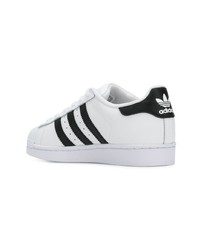 Baskets basses en cuir blanches et noires adidas