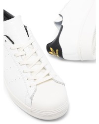 Baskets basses en cuir blanches et noires adidas