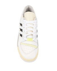 Baskets basses en cuir blanches et noires adidas