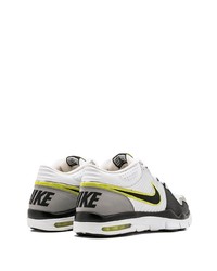 Baskets basses en cuir blanches et noires Nike