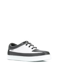 Baskets basses en cuir blanches et noires Camper