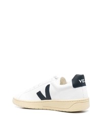 Baskets basses en cuir blanches et noires Veja