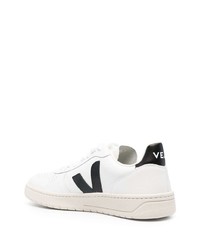 Baskets basses en cuir blanches et noires Veja