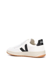 Baskets basses en cuir blanches et noires Veja