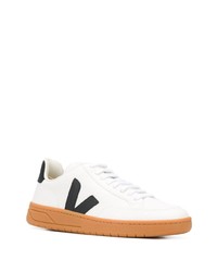 Baskets basses en cuir blanches et noires Veja