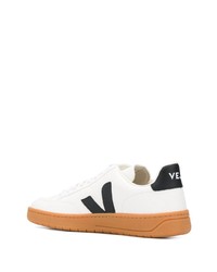 Baskets basses en cuir blanches et noires Veja