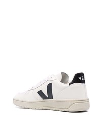 Baskets basses en cuir blanches et noires Veja