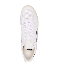 Baskets basses en cuir blanches et noires Veja