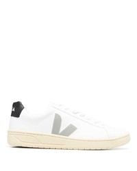 Baskets basses en cuir blanches et noires Veja