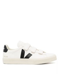 Baskets basses en cuir blanches et noires Veja