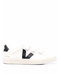 Baskets basses en cuir blanches et noires Veja