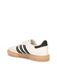 Baskets basses en cuir blanches et noires adidas