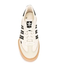 Baskets basses en cuir blanches et noires adidas