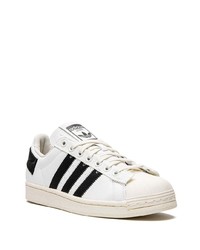 Baskets basses en cuir blanches et noires adidas