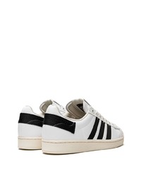 Baskets basses en cuir blanches et noires adidas