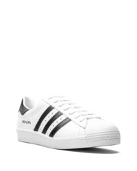 Baskets basses en cuir blanches et noires adidas