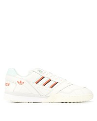 Baskets basses en cuir blanches adidas