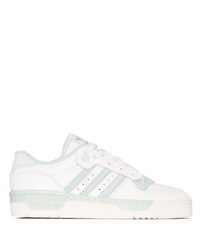 Baskets basses en cuir blanches adidas