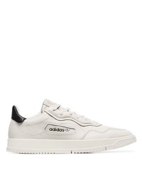 Baskets basses en cuir blanches adidas