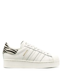 Baskets basses en cuir blanches adidas