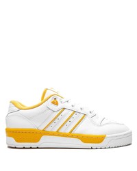 Baskets basses en cuir blanches adidas