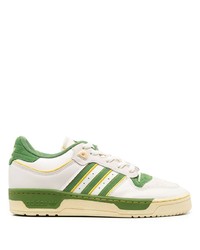 Baskets basses en cuir blanches adidas