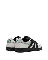 Baskets basses en cuir blanches adidas