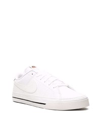 Baskets basses en cuir blanches Nike