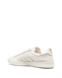 Baskets basses en cuir blanches adidas