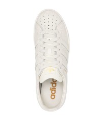 Baskets basses en cuir blanches adidas