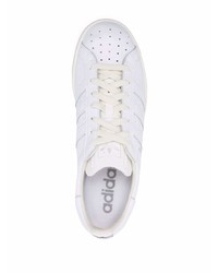 Baskets basses en cuir blanches adidas