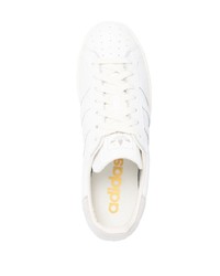 Baskets basses en cuir blanches adidas