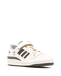 Baskets basses en cuir blanches adidas