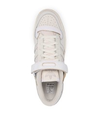 Baskets basses en cuir blanches adidas