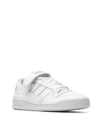 Baskets basses en cuir blanches adidas