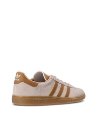 Baskets basses en cuir blanches adidas