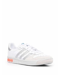 Baskets basses en cuir blanches adidas