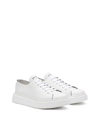 Baskets basses en cuir blanches Prada