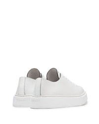 Baskets basses en cuir blanches Prada