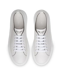 Baskets basses en cuir blanches Prada