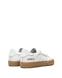 Baskets basses en cuir blanches adidas