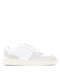 Baskets basses en cuir blanches Nike